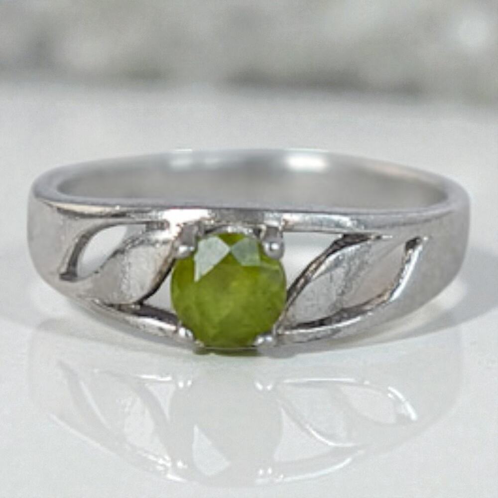 Vintage Sterling Silver 925 Peridot Green Gemstone Ring Size 7.25 2.6g August
